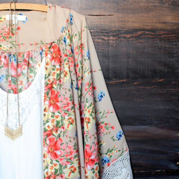 Mary's Cherries Boutique Tops - 🍒BEAUTY Long Floral Kimono 💕